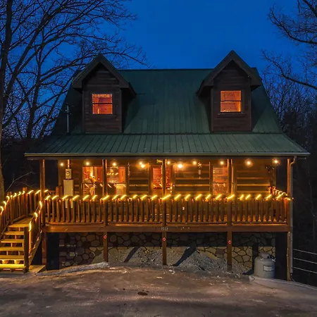 Bearadise-Private Cabin That Sleeps 8, With 3 Full Bathrooms, Pool Table, Board Games And Wet Bar